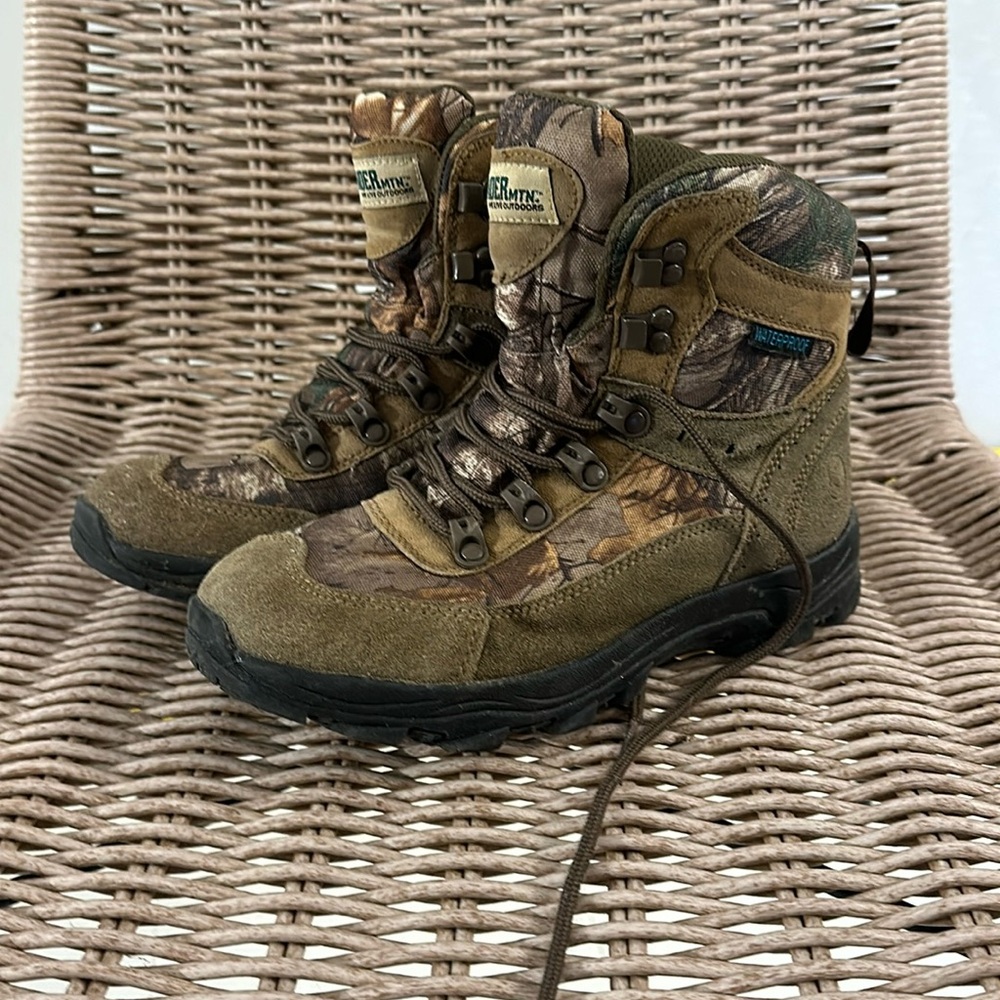 Boys Waterproof Hiking Hunting Boot Size 4